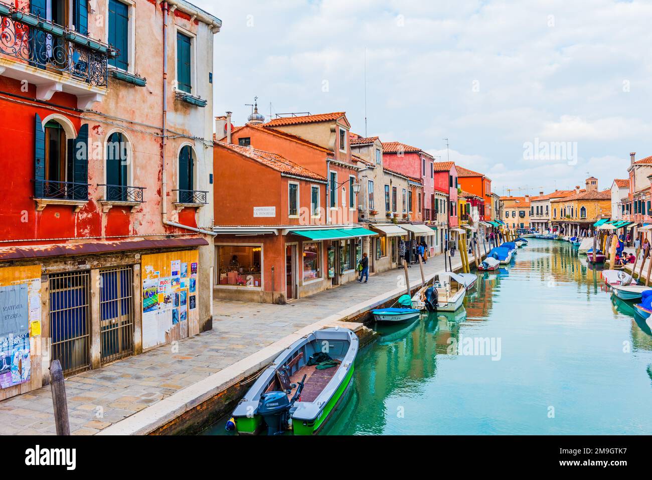 ISOLA DI MURANO, ITALIA - 25 SETTEMBRE 2019: ISOLA DI MURANO, VENEZIA, ITALIA. Case tradizionali colorate nel Murano. Isola di Murano nel Lago Veneziano Foto Stock