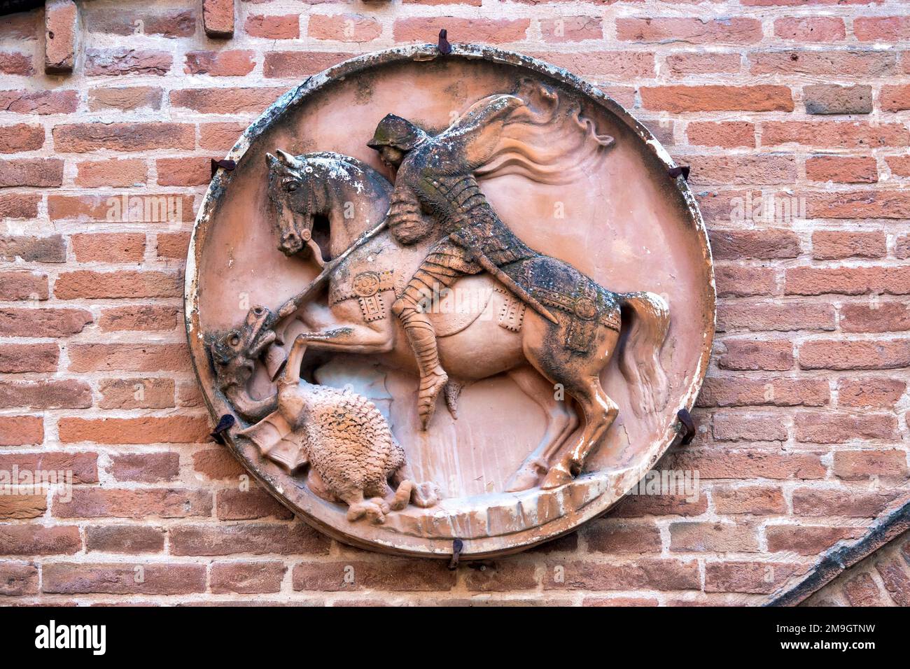 San Giorgio e il drago sulle mura della chiesa di Santa Maria degli Angeli, Ferrara, Italia Foto Stock