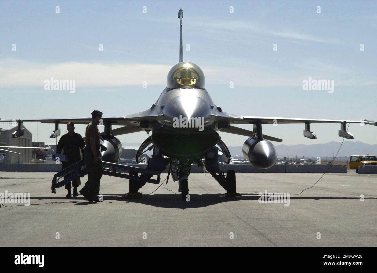 I crewchiefs del 421st Fighter Squadron, Hill Air Force base, Utah, preparano un F-16D Fighting Falcon per il lancio su una squadra di allenamento. I F-16 sono stati deviati verso la base della Guardia Nazionale dell'aria dello Utah a causa di un incidente a Hill AFB; un F-16C si è schiantato dopo che il pneumatico del nasello è esploso durante un decollo ad alta velocità. Base: Salt Lake City Stato: Utah (UT) Paese: Stati Uniti d'America (USA) Scene Major Command mostrato: ANG Foto Stock