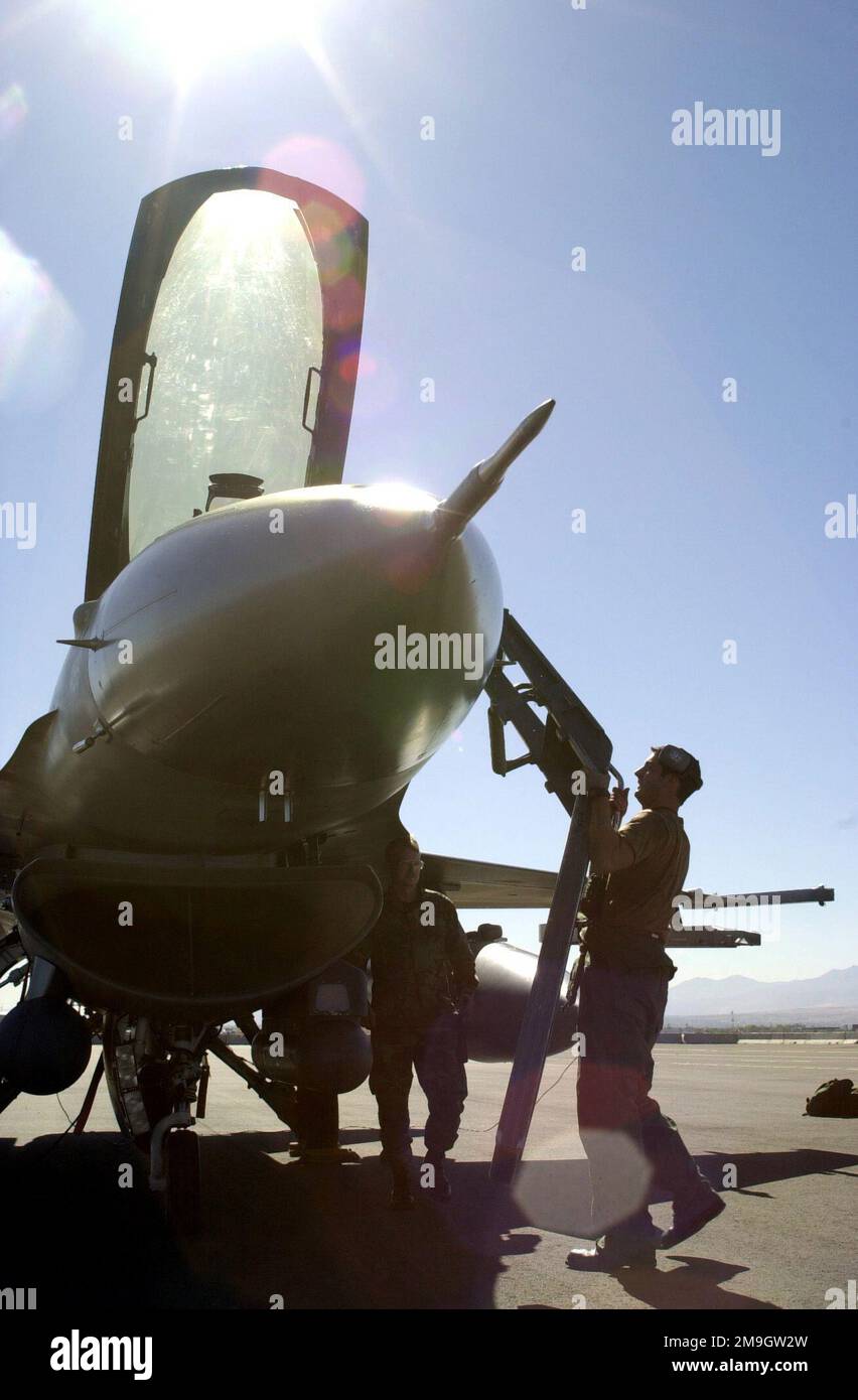 I crewchiefs del 421st Fighter Squadron, Hill Air Force base, Utah, preparano un F-16D Fighting Falcon per il lancio su una squadra di allenamento. I F-16 sono stati deviati verso la base della Guardia Nazionale dell'aria dello Utah a causa di un incidente a Hill AFB; un F-16C si è schiantato dopo che il pneumatico del nasello è esploso durante un decollo ad alta velocità. Base: Salt Lake City Stato: Utah (UT) Paese: Stati Uniti d'America (USA) Scene Major Command mostrato: ANG Foto Stock