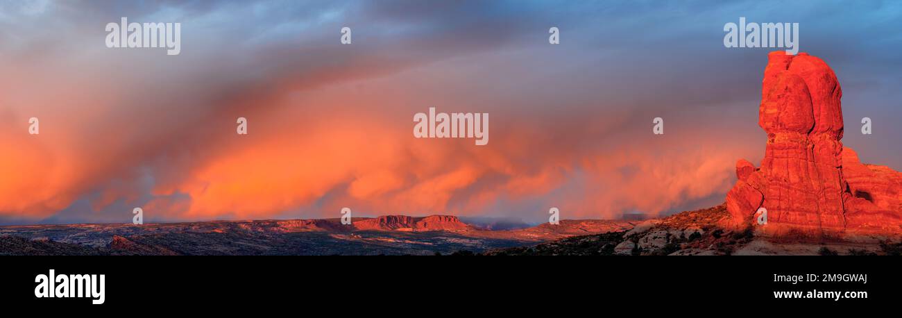 Paesaggio con Balanced Rock al tramonto, Arches National Park, Utah, USA Foto Stock
