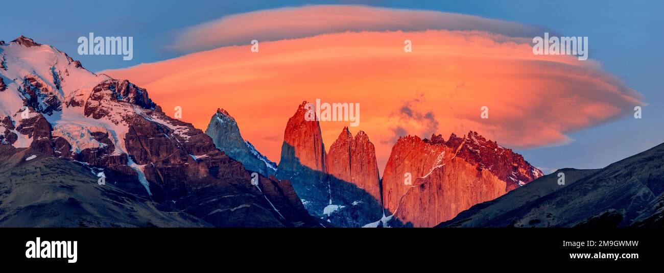 Paesaggio con montagne al tramonto, Parco Nazionale Torres del Paine, Cile Foto Stock