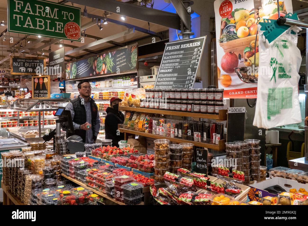 La fattoria di Zabar a tavola, la zona di frutta e verdura nel Grand Central Market, 2023, New York City, USA Foto Stock