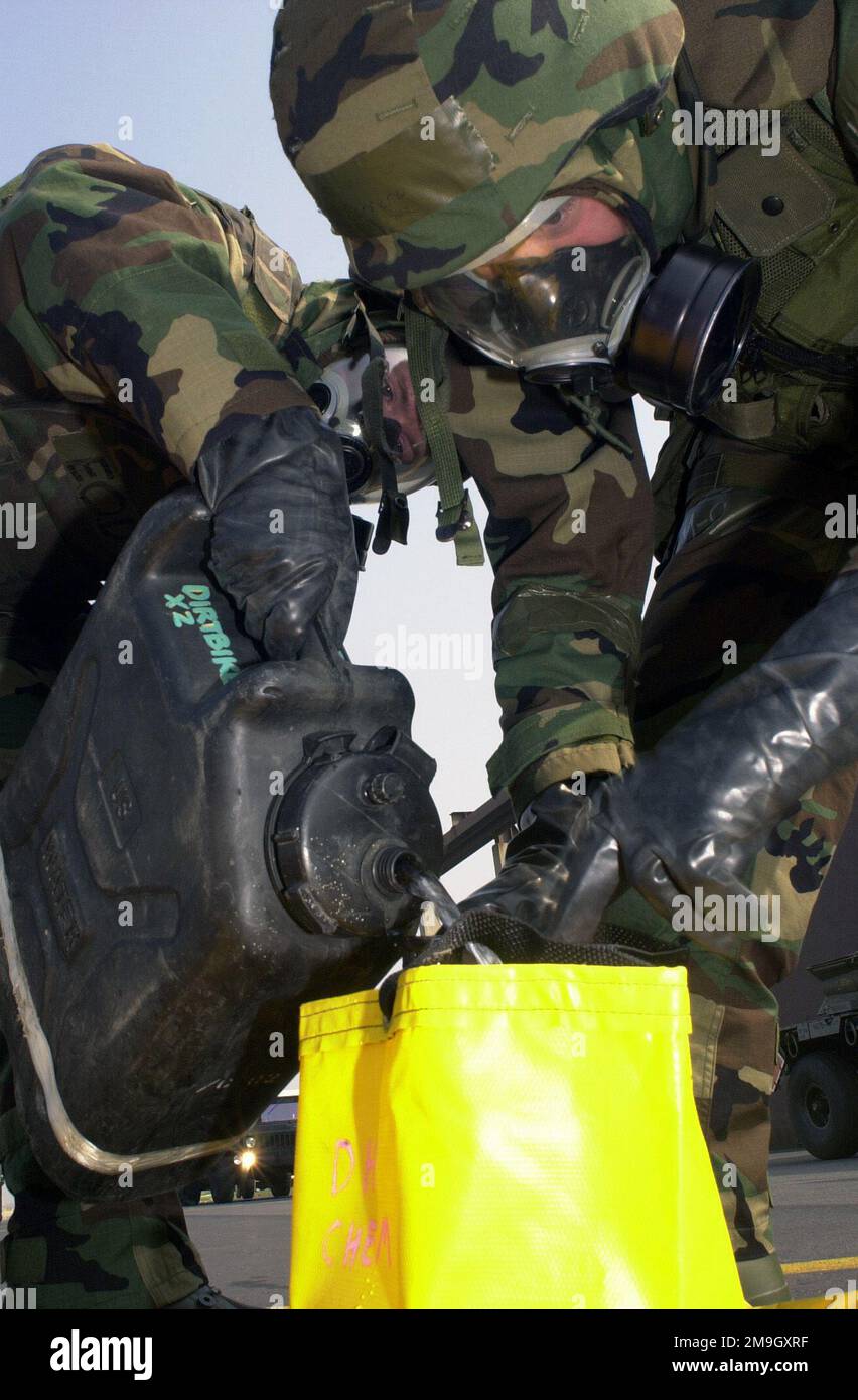 SENIOR AIRMAN (SRA), Joe Deslauriers e SRA Brian Borrero entrambi, USAF, 51st Civil Engineer Squadron vestito di Mission Oriented Protective Posture Response Level 4 (MOPP-4), versare una soluzione di candeggina simulata nella sacca di lavaggio mentre si preparano per l'installazione di una stazione di lavaggio di decontaminazione, Durante l'esercizio di preparazione alla risposta iniziale/esercizio di preparazione all'occupazione di combattimento (IRRE/CERE) presso Osan AB, Corea. Base: Osan Air base Nazione: Repubblica di Corea (KOR) Foto Stock