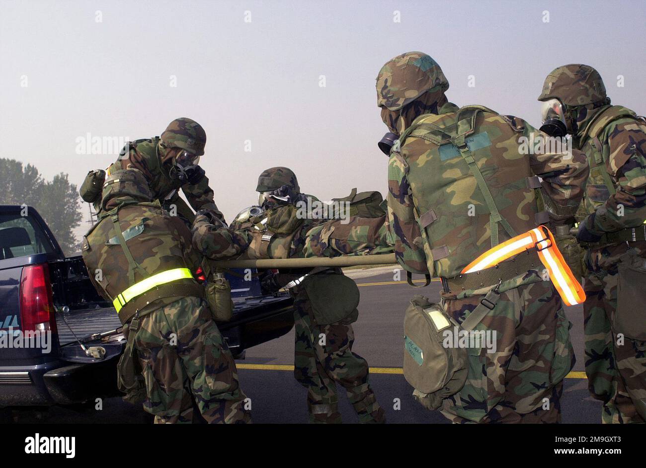 Il personale dell'USAF assegnato allo Squadrone Fighter 36th, vestito con attrezzatura Mission Oriented Protective Posture Response Level 4 (MOPP-4), recupera un paziente di cucciolata ferito dalla linea di volo dopo un attacco simulato durante l'esercitazione iniziale di preparazione alla risposta/esercitazione di preparazione all'impiego di combattimento (IRRE/CERE) a Osan AB, Corea. Base: Osan Air base Nazione: Repubblica di Corea (KOR) Foto Stock