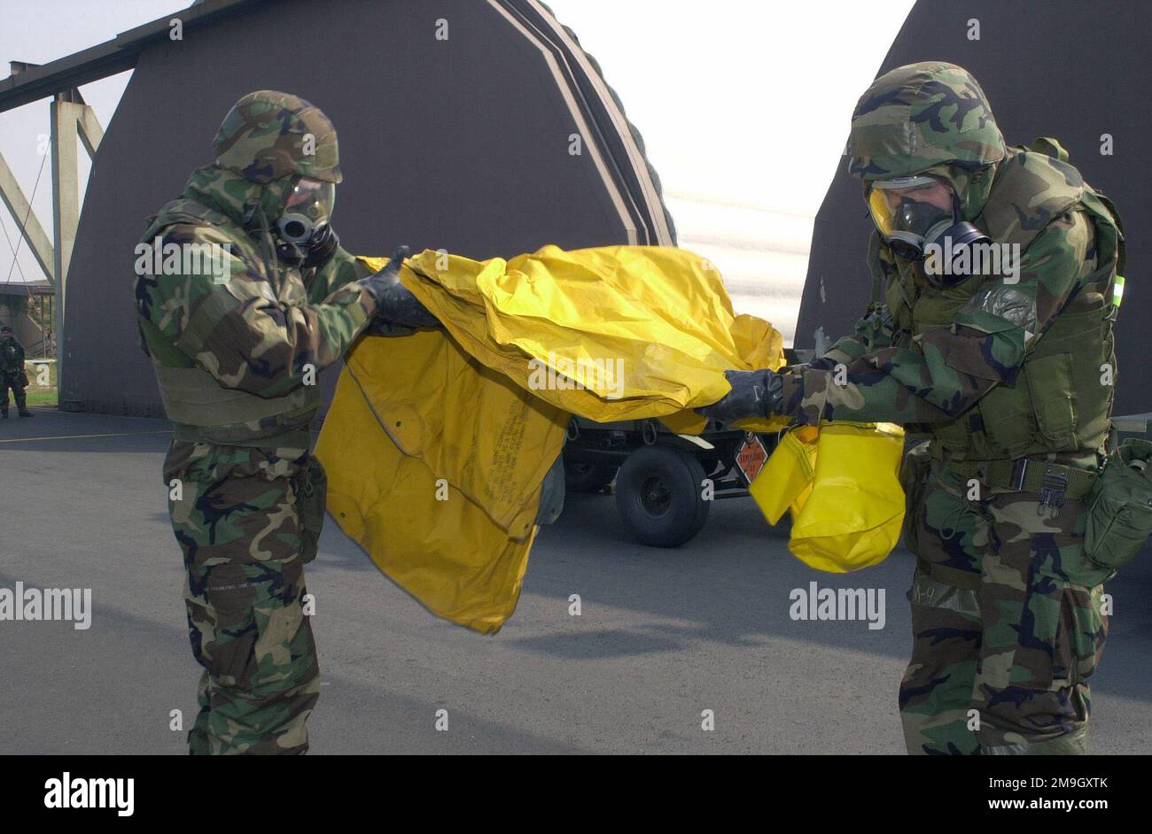 SENIOR AIRMAN (SRA), Joe Deslauriers e SRA Brian Borrero entrambi, USAF, 51st ingegnere civile Squadron vestito di Mission Oriented Protective Posture Response livello 4 (MOPP-4), impostare una stazione di lavaggio di decontaminazione durante l'Initial Response Readiness Exercise/Combat Employment Readiness Exercise (IRRE/CERE) presso Osan AB, Corea. Base: Osan Air base Nazione: Repubblica di Corea (KOR) Foto Stock