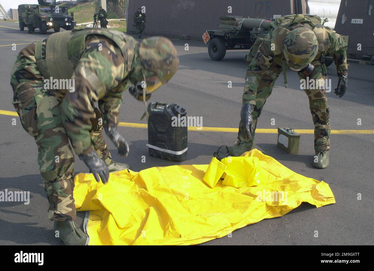 SENIOR AIRMAN (SRA), Joe Deslauriers e SRA Brian Borrero entrambi, USAF, 51st ingegnere civile Squadron vestito di Mission Oriented Protective Posture Response livello 4 (MOPP-4), si preparano per impostare una stazione di lavaggio di decontaminazione durante l'Initial Response Readiness Exercise/Combat Employment Readiness Exercise (IRRE/CERE) presso Osan AB, Corea. Base: Osan Air base Nazione: Repubblica di Corea (KOR) Foto Stock