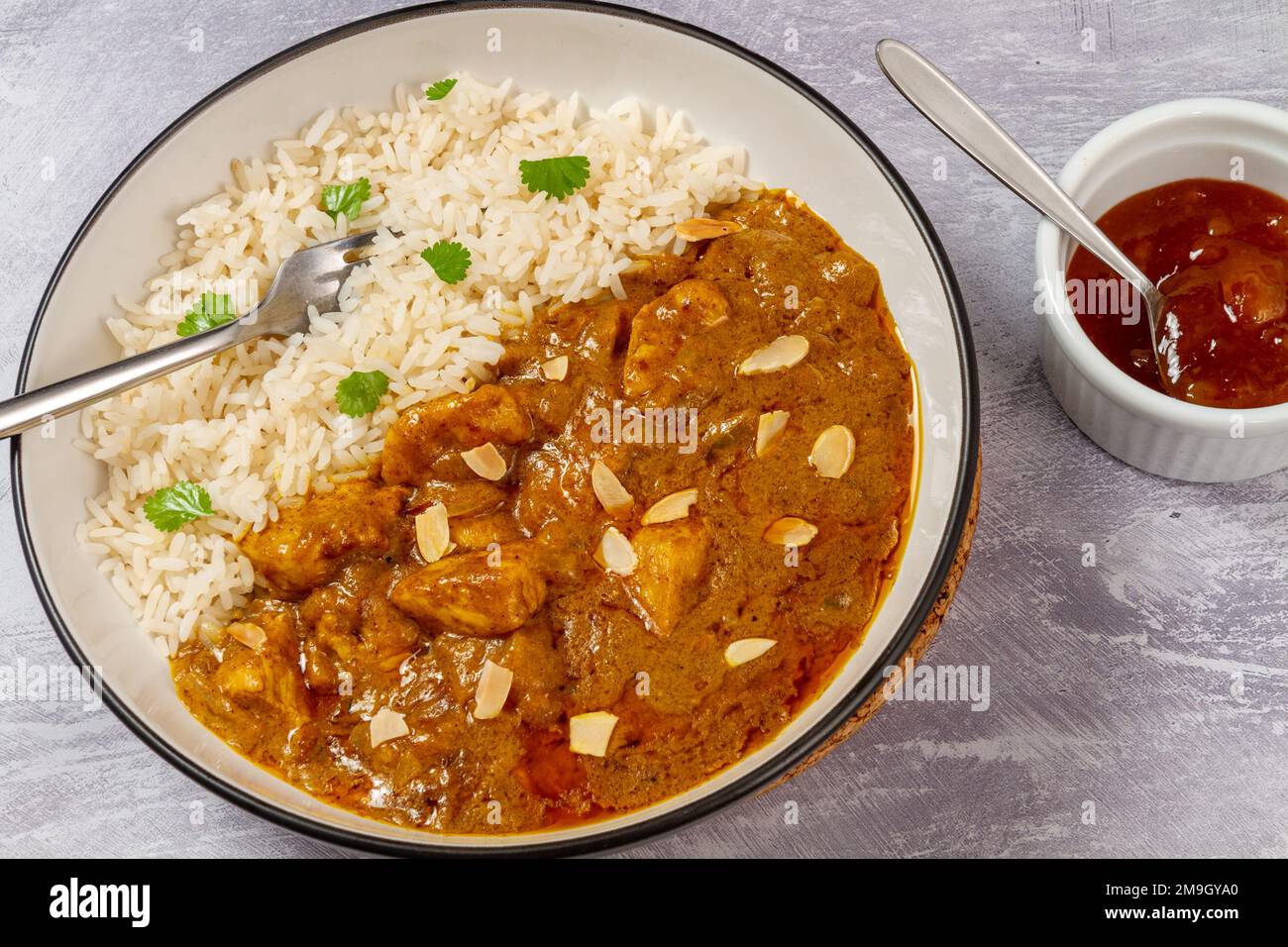 korma di pollo e riso con chutney di mango Foto Stock