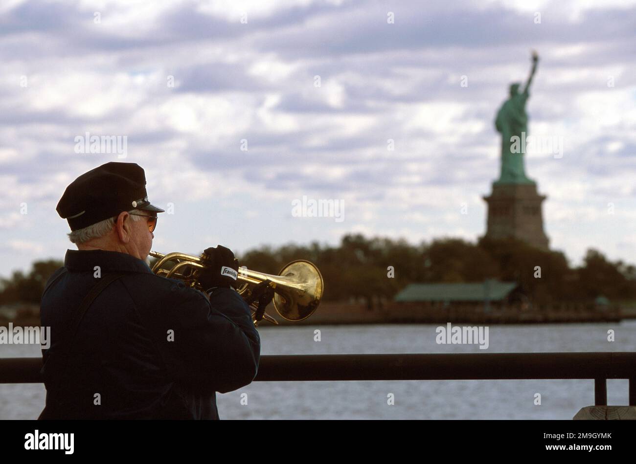 011027-F-0966E-011. [Complete] Scene Caption: Un membro del Palisades Park Fire Department Band and Pipers si esibisce al Liberty state Park, New Jersey, durante il rally "Support Our Troues" per il "Make a Difference Day" nazionale. Il veterano delle Guerre straniere (VFW) e le sue Signore ausiliarie, in collaborazione con il Dipartimento militare del New Jersey e gli affari dei veterani, hanno sponsorizzato il raduno. L'evento ha ospitato numerosi spettacoli di intrattenimento per il 15.000 che hanno partecipato al rally di tre ore. "Le forze armate americane si stanno preparando per una lunga e ardua guerra contro un nemico invisibile, ma terrificante", ha affermato il comandante del VFW- Foto Stock