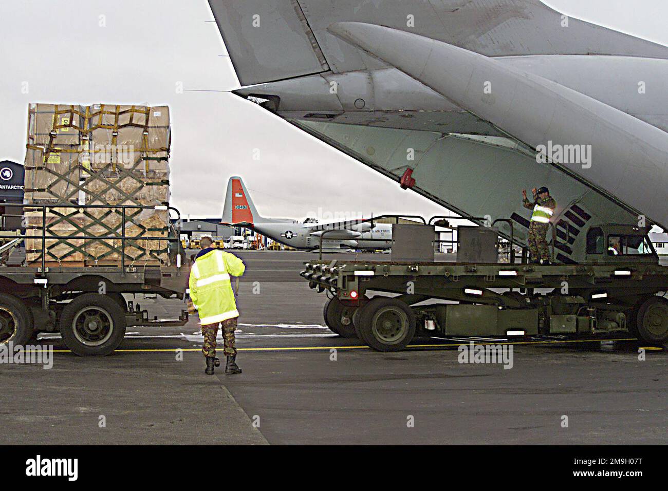 Royal Air Force New Zealand personale di assistenza a terra che utilizza caricatori K in tandem un Lockheed C-141 Starlifter dalla 452nd Air Mobility Wing parcheggiato sulla rampa a Christchurch, Nuova Zelanda a sostegno dell'operazione DEEP FREEZE 2001. In fondo un LC-130H Hercules dalla 109th Air National Guard Unit di New York. Il C-130 è dotato di sci. Oggetto operazione/Serie: DEEP FREEZE 2001 base: Christchurch Stato: Canterbury Paese: Nuova Zelanda (NZL) scena comando principale mostrato: AMC Foto Stock