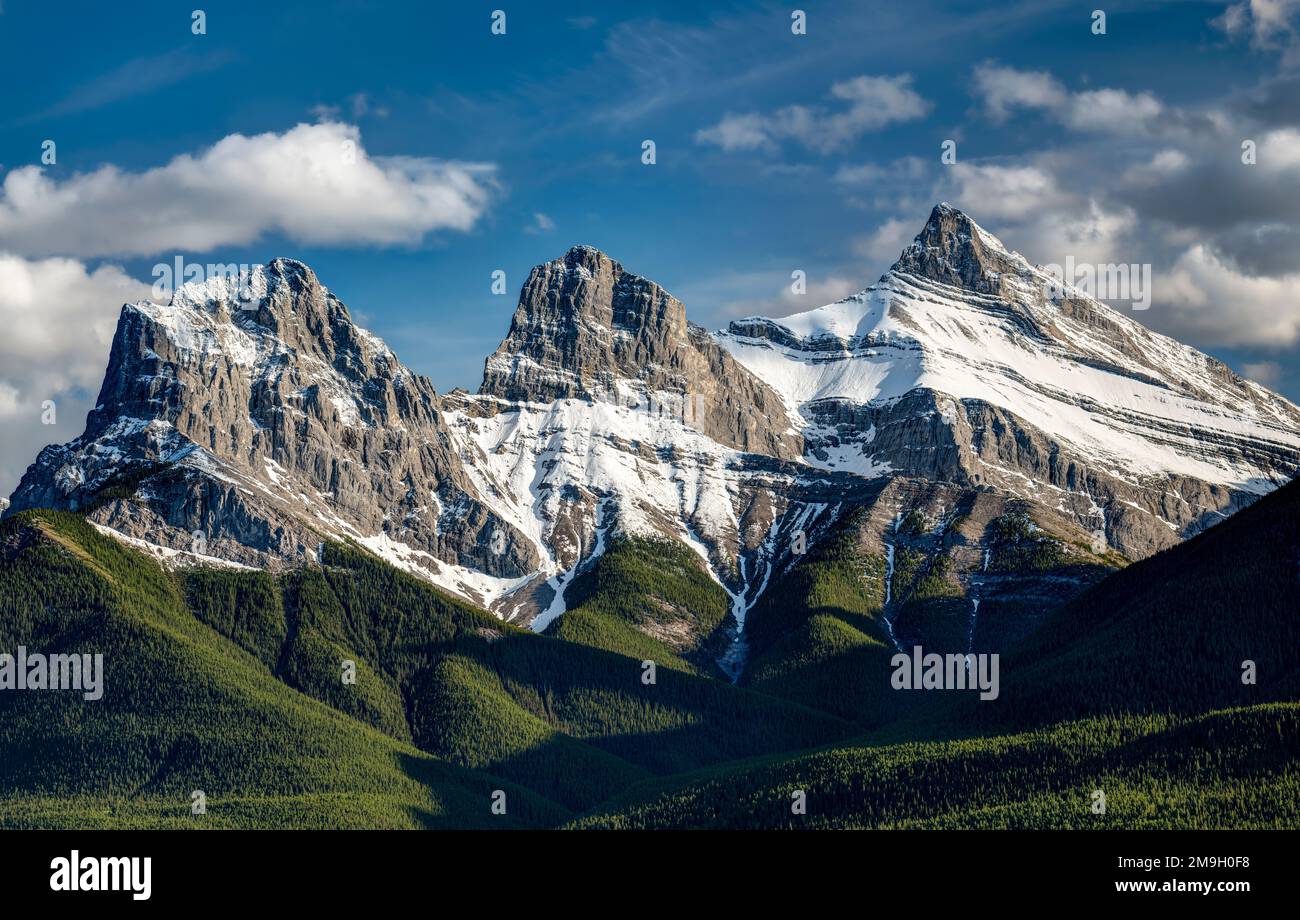 Paesaggio con tre Sorelle Montagne con neve, Alberta, Canada Foto Stock