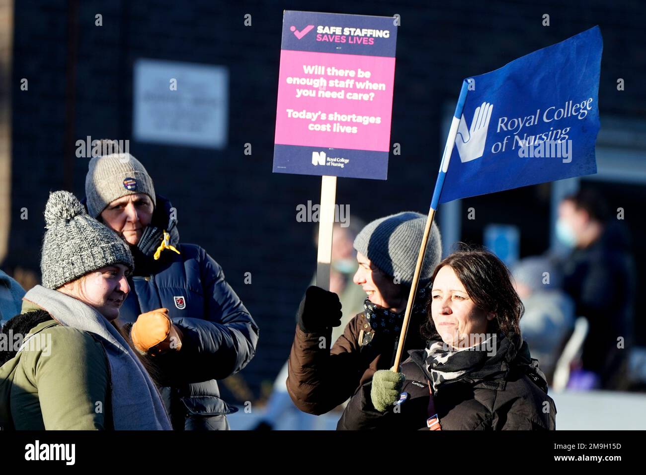 I membri del Royal College of Nursing (RCN) sulla linea picket al di fuori del Royal Hallamshire Hospital, Sheffield, mentre gli infermieri intraprendono azioni industriali oltre la retribuzione. Data immagine: Mercoledì 18 gennaio 2023. Foto Stock