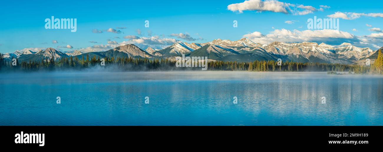 Paesaggio con il lago Chief Hector e le Montagne Rocciose Canadesi, Alberta, Canada Foto Stock