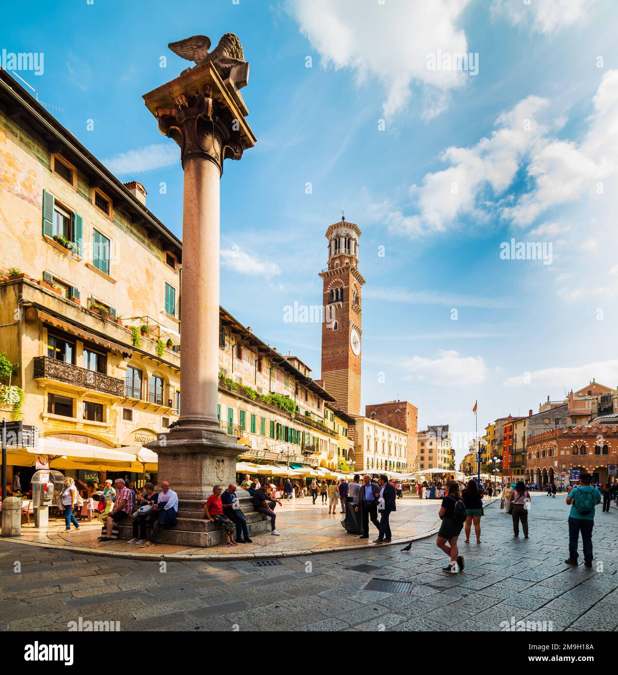 VERONA, 26 SETTEMBRE 2019: Piazza delle Erbe è una piazza di Verona. Lamberti Torre e colonna di San Marco. Foto Stock