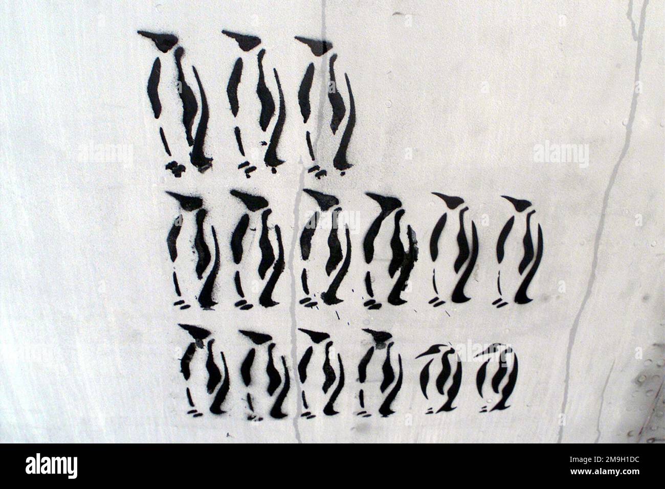 I pinguini per la realizzazione della missione adornano il naso di un'Ala per la mobilità aerea del 452nd, con sede presso la base della riserva aerea di March, California, C-141C Starlifter. Si tratta di missioni volate per rifornire la stazione McMurdo a Ross Island in Antartide durante l'operazione DEEP FREEZE 2001. I pinguini con i becchi indicati rappresentano le missioni che l'aeromobile abortito a causa di condizioni meteorologiche avverse e tornato alla sua base operativa a Christchurch, Nuova Zelanda. Oggetto operazione/Serie: DEEP FREEZE 2001 base: Christchurch Stato: Canterbury Paese: Nuova Zelanda (NZL) scena comando principale mostrato: AMC Foto Stock