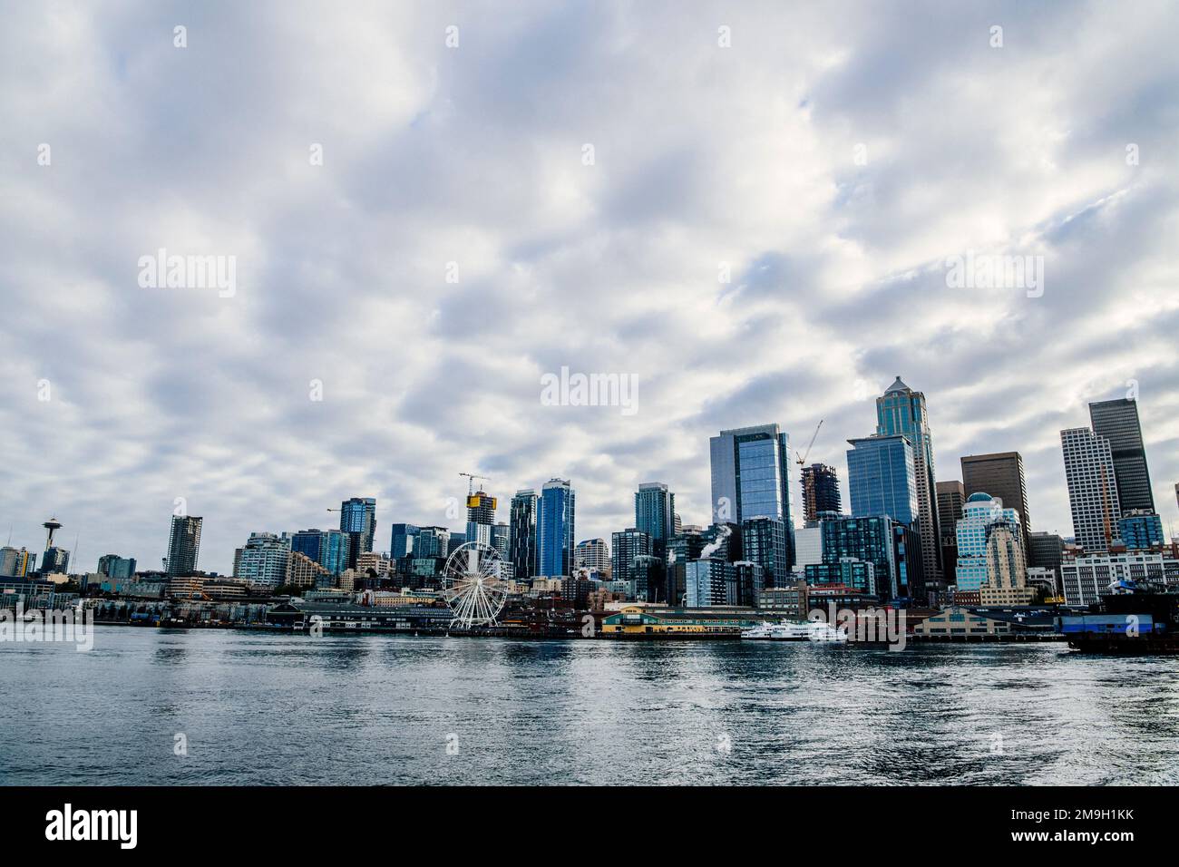 Skyline del lungomare della città, Seattle, Washington, Stati Uniti Foto Stock