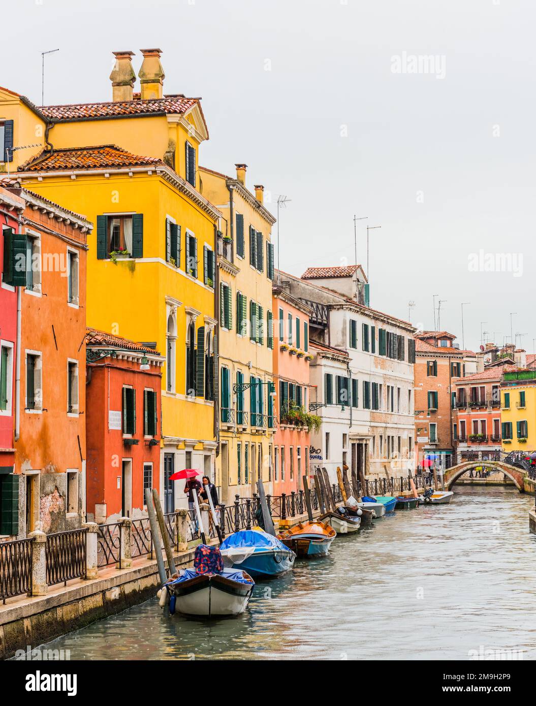 VENEZIA, ITALIA - 23 SETTEMBRE 2019: Vista sul canale di Venezia e sulle tradizionali case veneziane colorate. Classico skyline di Venezia. Venezia, Italia. Foto Stock