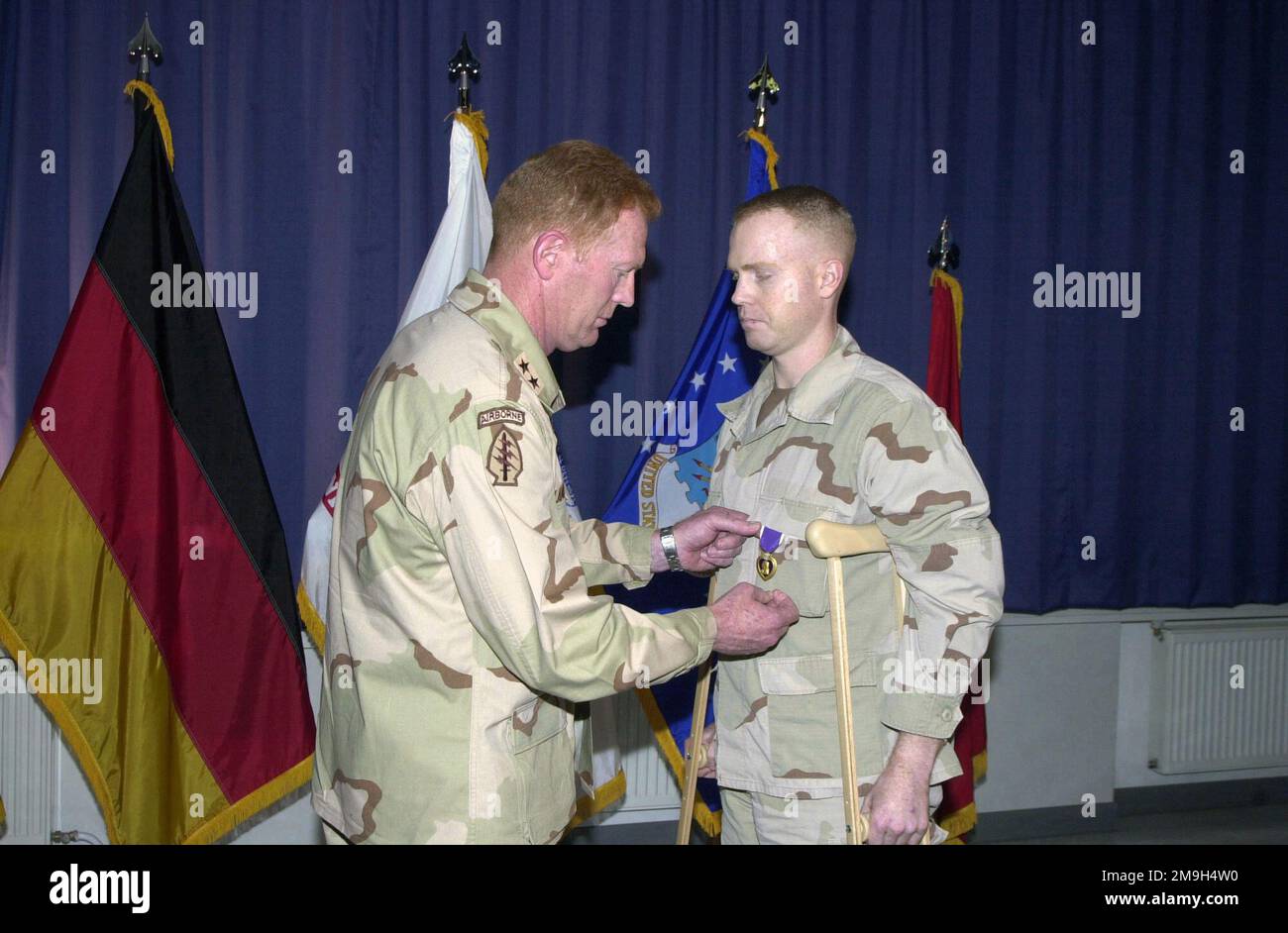 Un capitano dell'esercito statunitense (CPT), di Fort Campbell, Kentucky, uno dei cinque membri del servizio delle forze speciali feriti durante una rivolta carceraria a Quala-Jangi, Afghanistan, riceve un cuore viola, presso il Landstuhl Army Regional Medical Center in Germania. Soggetto operativo/Serie: LIBERTÀ DUREVOLE 2001 base: Landstuhl Army Regional Med Cntr Paese: Germania (GER) Foto Stock