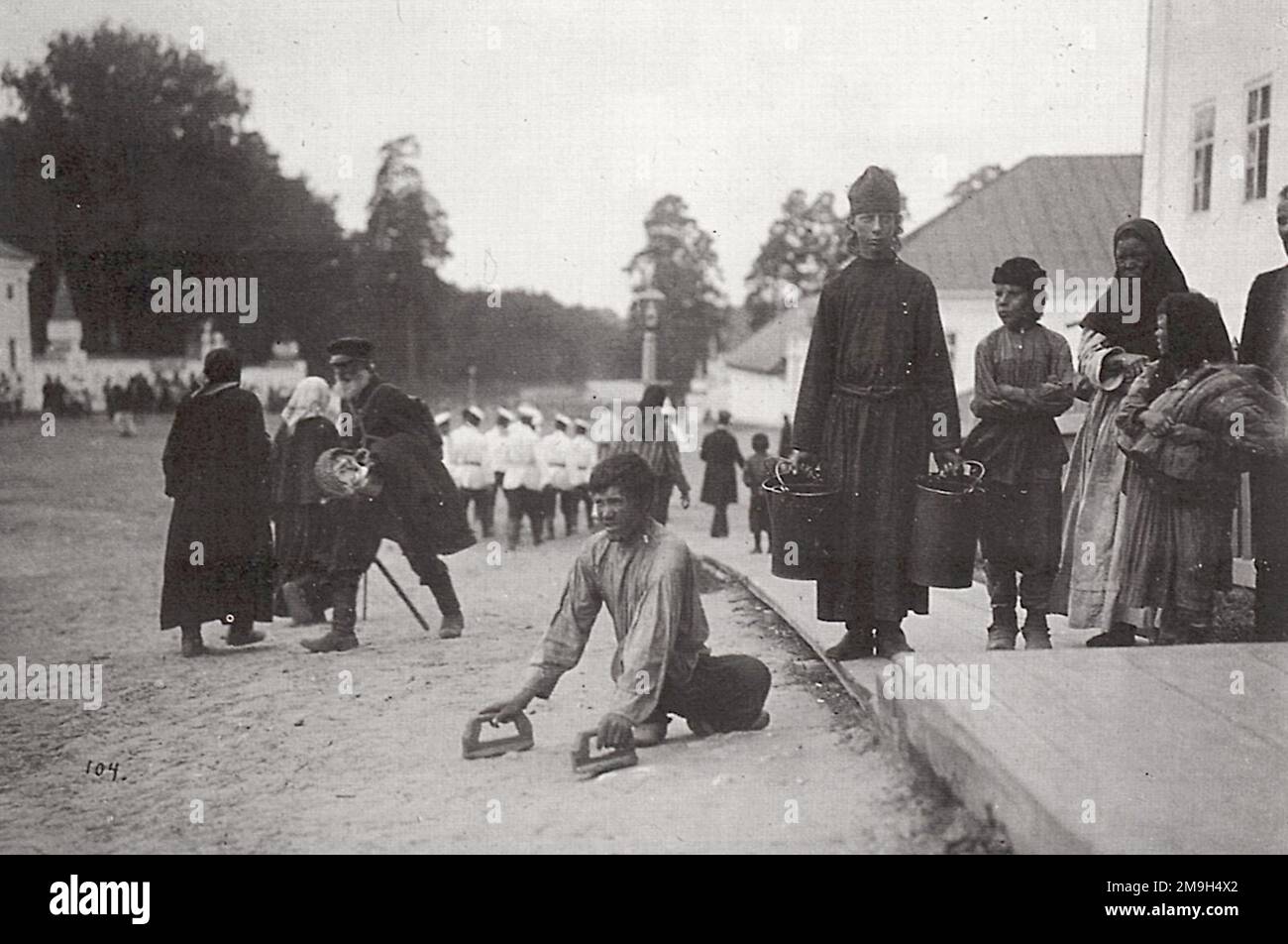 K. E. von Hahn - pellegrini che vengono al monastero nella speranza di guarigione. Serafim-Sorovski - 1903 Foto Stock
