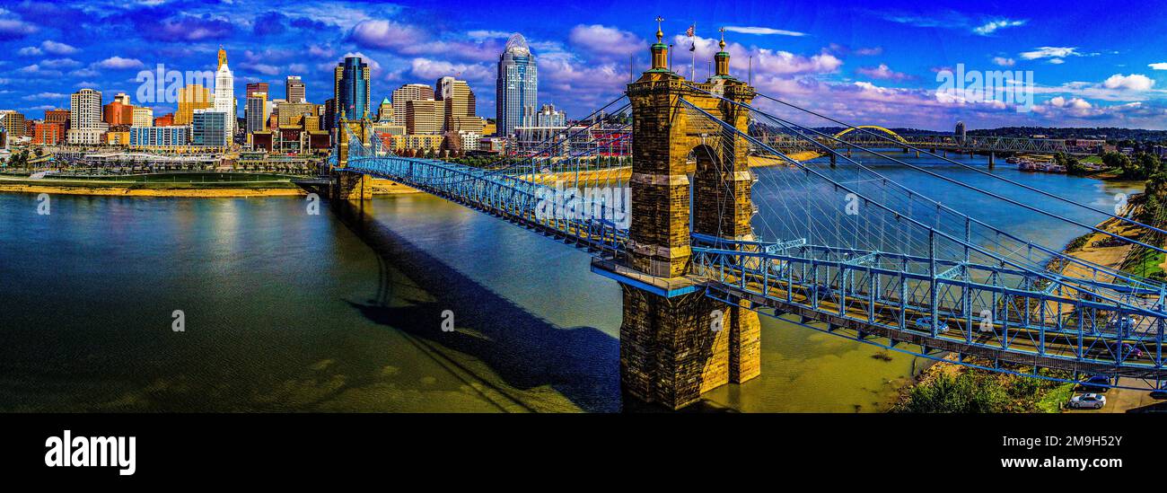 Vista aerea del John Roebling Bridge, Cincinnati, Ohio, USA Foto Stock