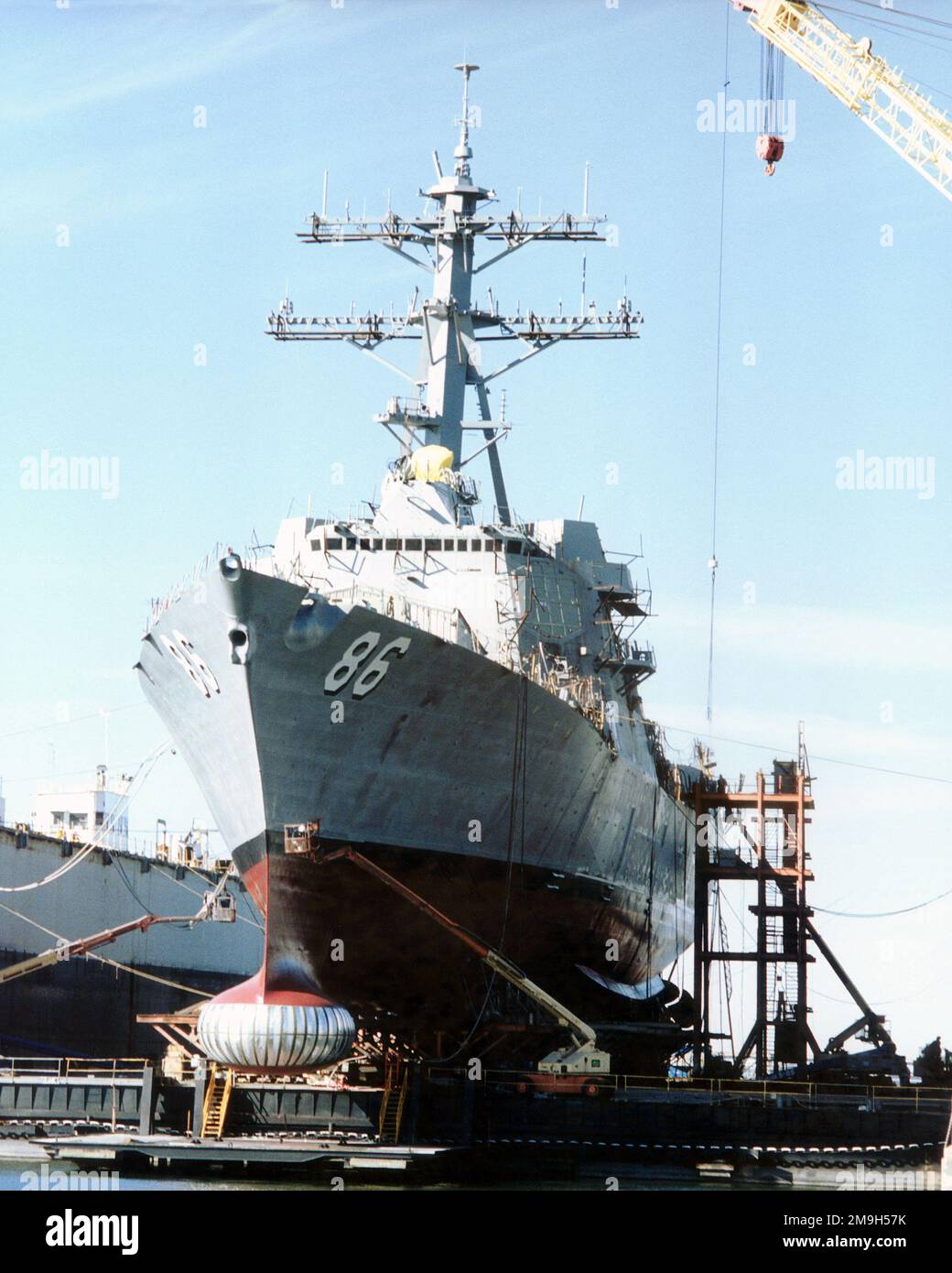 Vista di prua del porto della Marina militare americana (USN), CACCIATORPEDINIERE MISSILISTICO GUIDATO di CLASSE ARLEIGH BURKE (VOLO IIA) (AEGIS), USS SHOUP (DDG 86) che riposa sulle vie di lancio a bordo di un molo galleggiante presso il Northrop Grumman Ingalls Shipyard, Pascagoula, Mississippi (MS). La nave è in fase di preparazione per il suo float-off ufficiale. Si noti che il sonar dome AN/SQQ-89 è coperto. Base: Pascagoula Stato: Mississippi (MS) Paese: Stati Uniti d'America (USA) Foto Stock