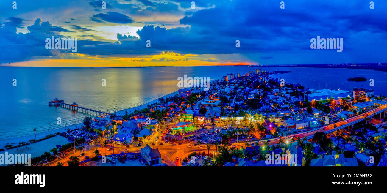 Vista aerea delle nuvole che incombono sulla spiaggia di Fort Myers al crepuscolo, Fort Myers, Florida, Stati Uniti Foto Stock