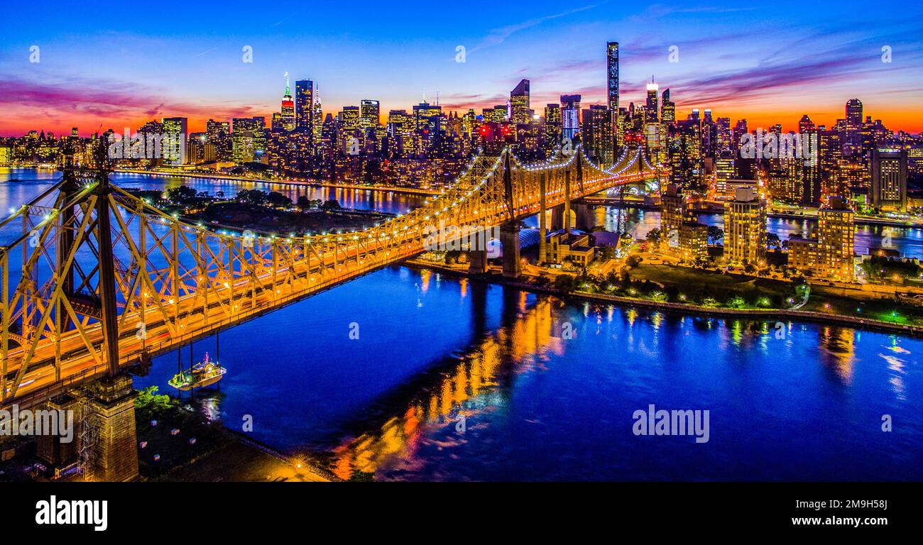 Vista aerea del Queensboro Bridge e Midtown al crepuscolo, New York City, New York, USA Foto Stock