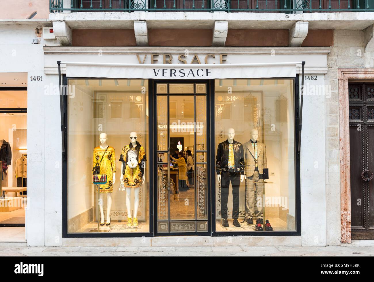 VENEZIA, ITALIA - 24 SETTEMBRE 2019: VERSACE Store a Venezia. Strada della moda e dello shopping (Calle larga XXII Marzo). Foto Stock