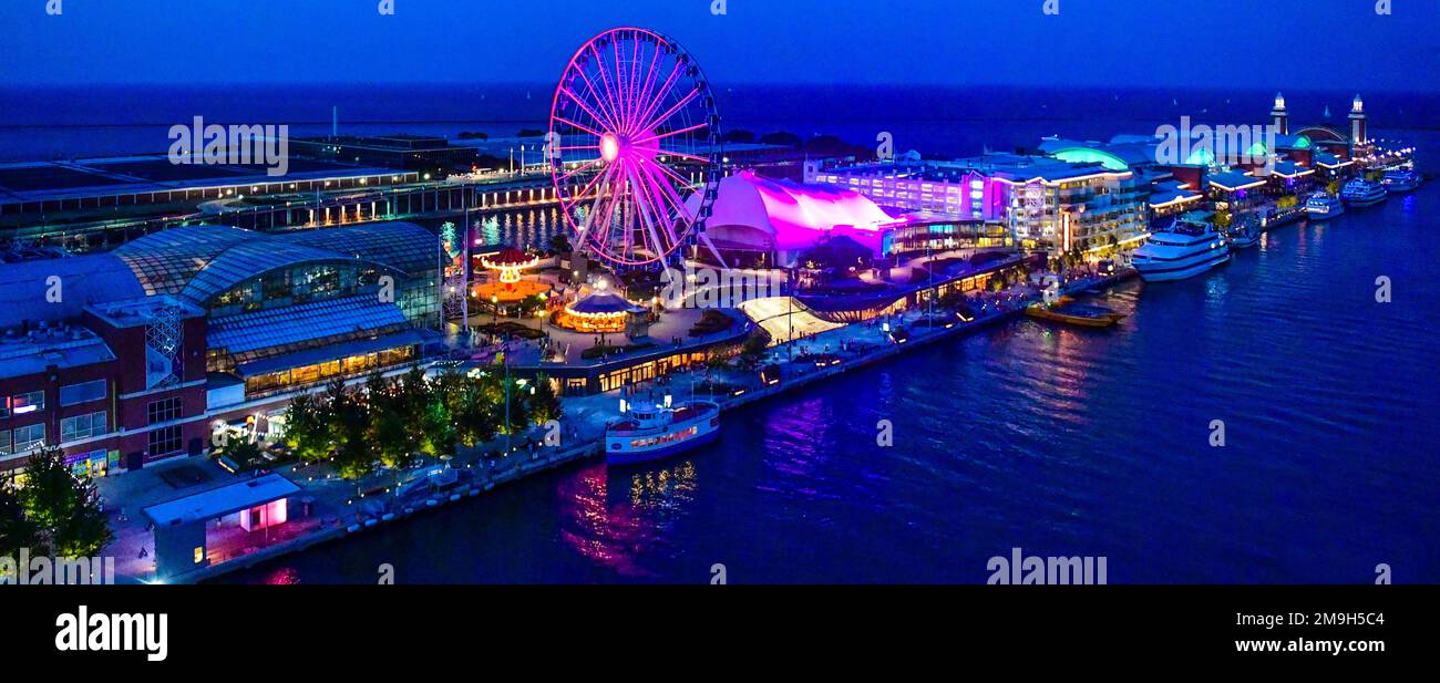 Vista aerea del Navy Pier con ruota panoramica di notte, Chicago, Illinois, USA Foto Stock