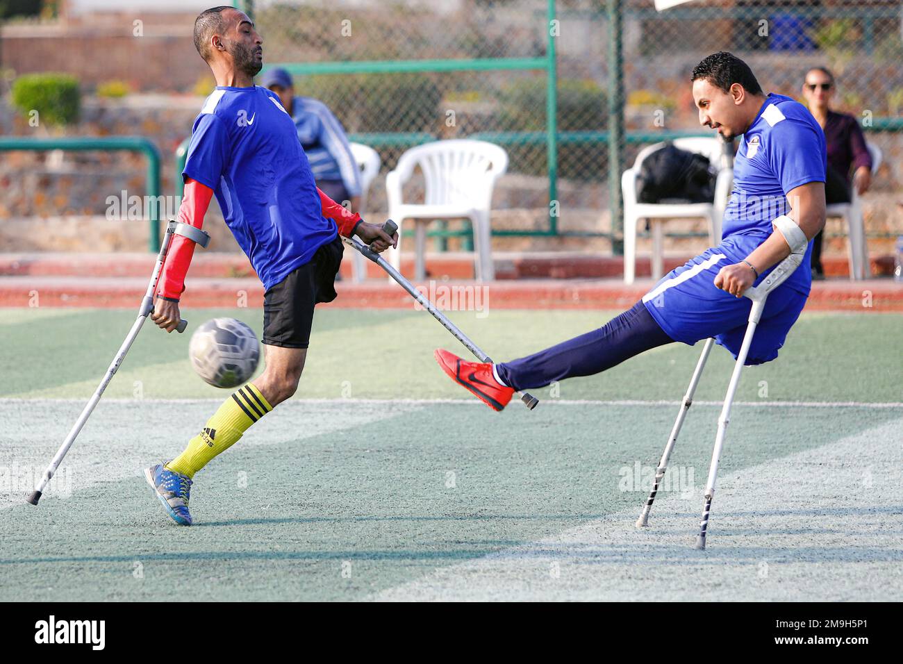 Cairo, Egitto. 13th Jan, 2023. I calciatori di amputee si sfidano durante una sessione di allenamento presso la Samir and Omar Football Academy del Cairo per gli amputei al Cairo, in Egitto, il 13 gennaio 2023. PER ANDARE CON 'caratteristica: L'accademia di calcio fornisce la speranza per gli amputei in Egitto' accreditamento: Ahmed Gomaa/Xinhua/Alamy Live News Foto Stock