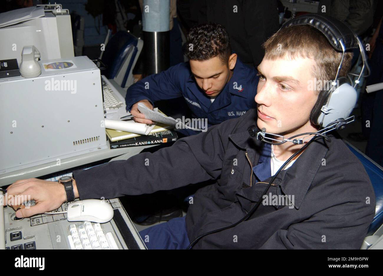 Un US Navy Electronics Warfare Technician correla i radar intercettati alle piste aeree su un sistema di guerra elettronico SLQ-32, mentre Un US Navy Cryptologic Technician registra i perimetri nel Combat Information Center a bordo della USS CHANCELLORSVILLE (CG 62). Chancellorsville è in corso per l'esercizio 02-1 relativo alle operazioni speciali di contrasto delle forze congiunte e combinate. Base: USS Chancellorsville (CG 62) Foto Stock