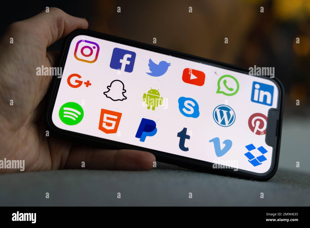 Telefono 14 con la selezione del logo delle app per i social media. 5 gennaio 2023, Londra, Regno Unito Foto Stock