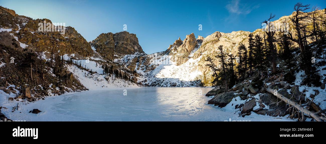 Paesaggio con lago Smeraldo congelato in inverno, Rocky Mountain National Park, Colorado, Stati Uniti Foto Stock