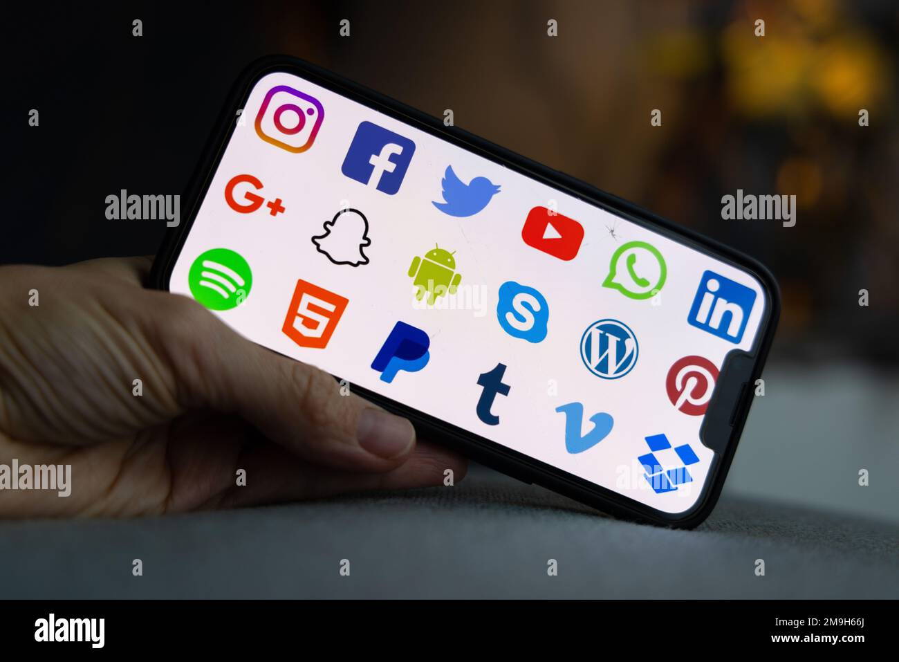 Telefono 14 con la selezione del logo delle app per i social media. 5 gennaio 2023, Londra, Regno Unito Foto Stock
