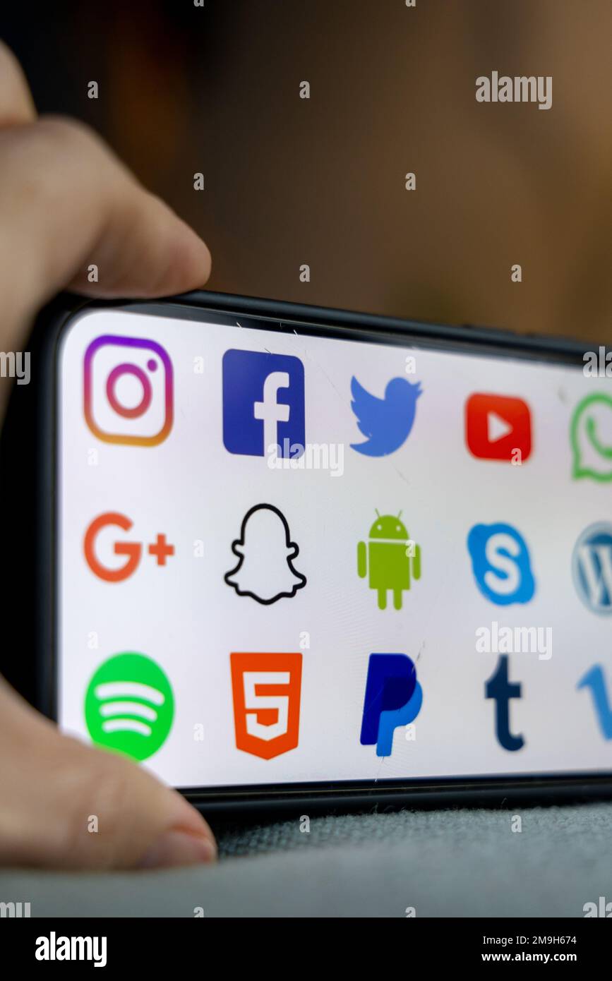 Telefono 14 con la selezione del logo delle app per i social media. 5 gennaio 2023, Londra, Regno Unito Foto Stock