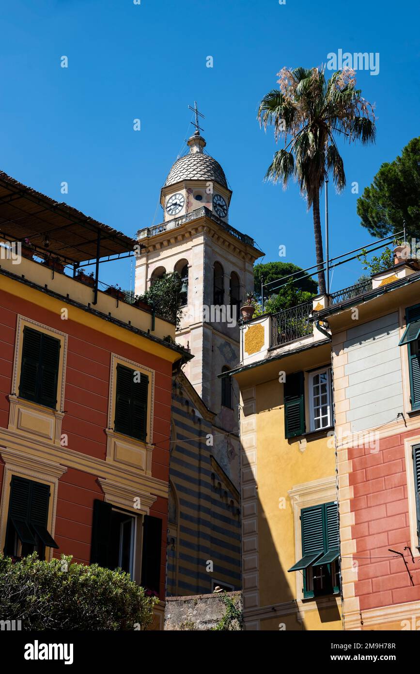 Edifici catturati dal basso angolo, Portofino, Italia Foto Stock