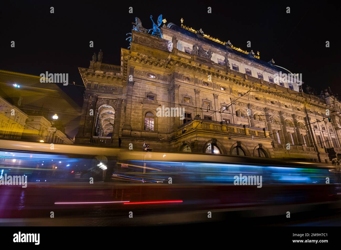 Tram veloce dal Teatro Nazionale di notte, Praga, Repubblica Ceca Foto Stock