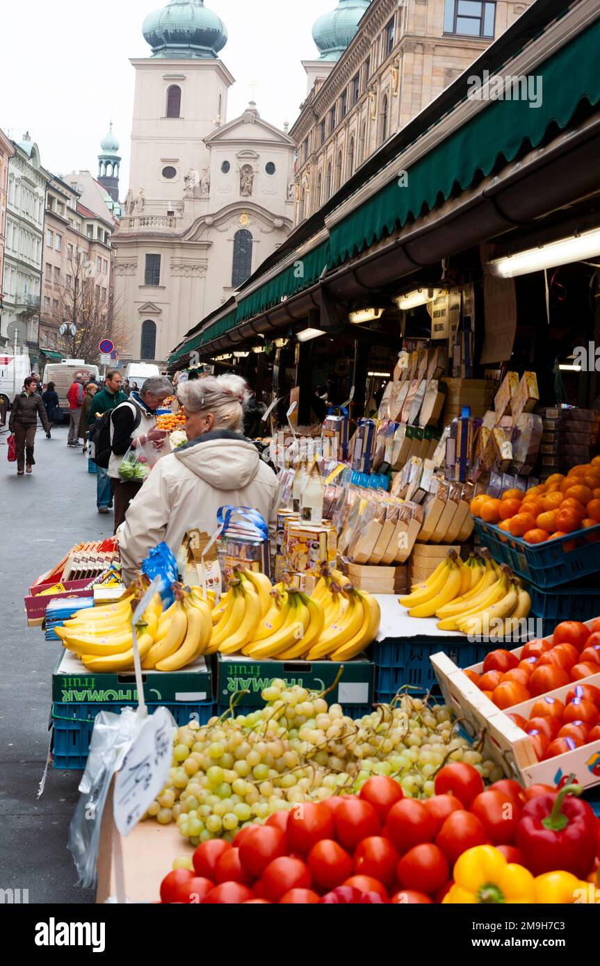 Bancarelle mercato in strada, Praga, Repubblica Ceca Foto Stock