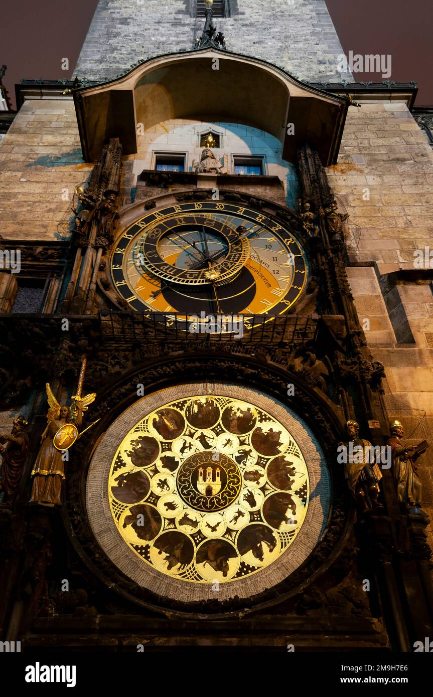 Vista dall'angolo basso dell'orologio astronomico medievale nel centro storico di Praga, Repubblica Ceca Foto Stock