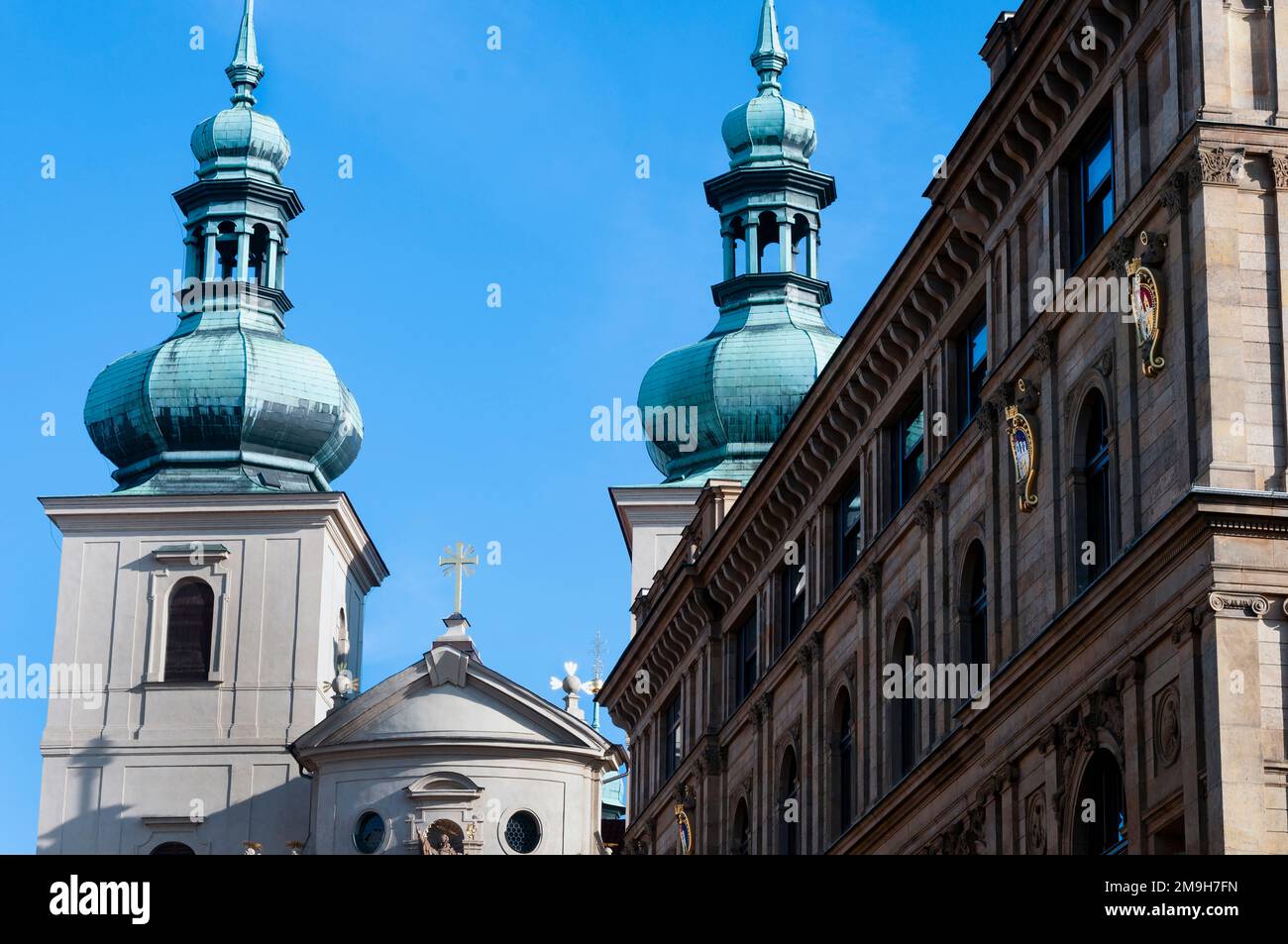 Torri della Chiesa di San Gallo contro il cielo blu, Praga, Repubblica Ceca Foto Stock