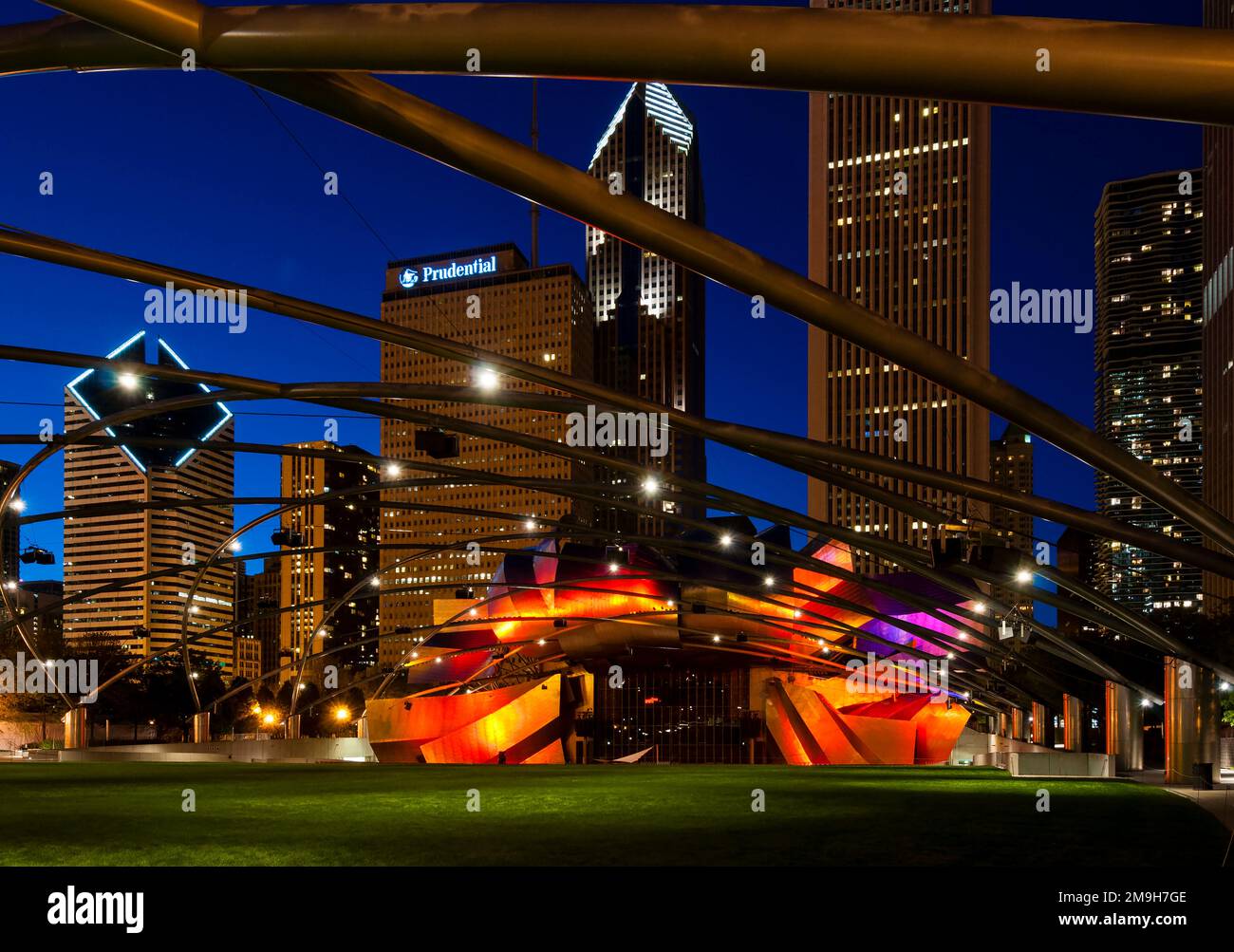 Il Padiglione Jay Pritzker illuminato di notte, Millennium Park, Chicago, Illinois, USA Foto Stock