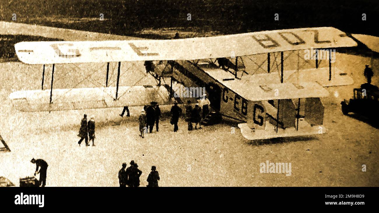 1930 fotografia scattata all'Aerodromo di Croydon (aeroporto) che mostra i passeggeri a bordo di un aereo di linea Argosy con motore 3. Foto Stock