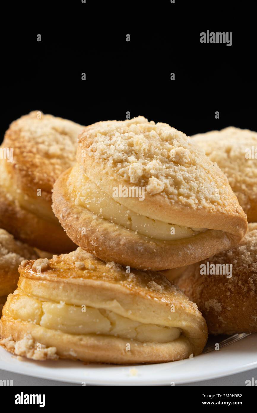 Torta Sochnik con formaggio casolare - pasta fatta con ripieno di formaggio casolare, un piatto di cucina nazionale russa. Foto Stock