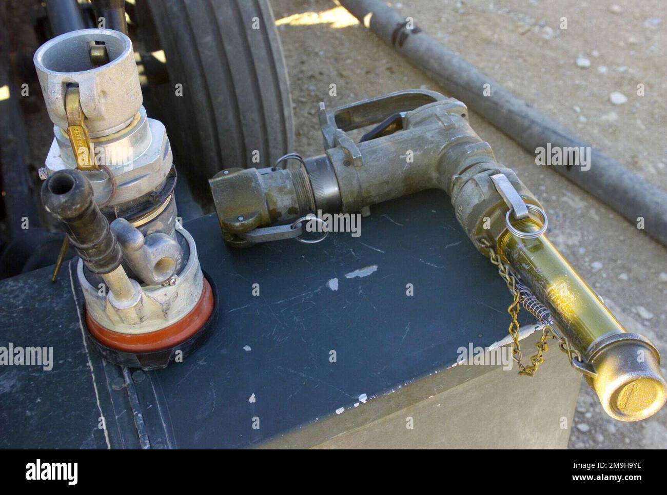 Un primo piano di un ugello di carburante con chiusura a pressione standard NATO D1, a sinistra, utilizzato da Marines con Marine Wing Support Squadron 273, 26th Marine Expeditionary Unit (Special Operations Capable) (MEU(SOC)) al punto di rifornimento aereo anteriore presso l'aeroporto internazionale di Kandahar, Kandahar, Afghanistan, durante L'OPERAZIONE CHE PERDURERÀ LA LIBERTÀ. Sulla destra è presente un ugello CCR (rifornimento a circuito chiuso), con un adattatore di alimentazione a gravità. Oggetto operazione/Serie: ENDURING FREEDOM base: Aeroporto internazionale di Kandahar Paese: Afghanistan (AFG) scena comando maggiore mostrato: 26 MEU Foto Stock