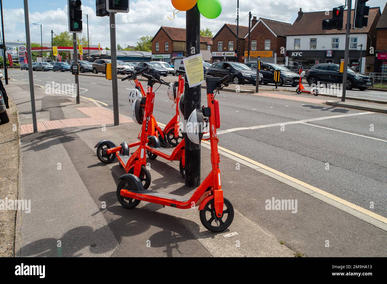 Slough, Regno Unito. 10th giugno, 2022. Il programma di noleggio di prova e-Scooters a Slough gestito dalla società Neuron Mobility, è stato prorogato per altri due anni. Gli scooter arancioni sono popolari, tuttavia, gli scooter elettronici in generale sono stati criticati in quanto alcuni utenti velocità sui marciapiedi e le strade con loro causando incidenti. Alcuni utenti sono stati anche segnalati per essere sotto l'influenza di alcol quando li usa, in particolare di notte. Credito: Maureen McLean/Alamy Foto Stock