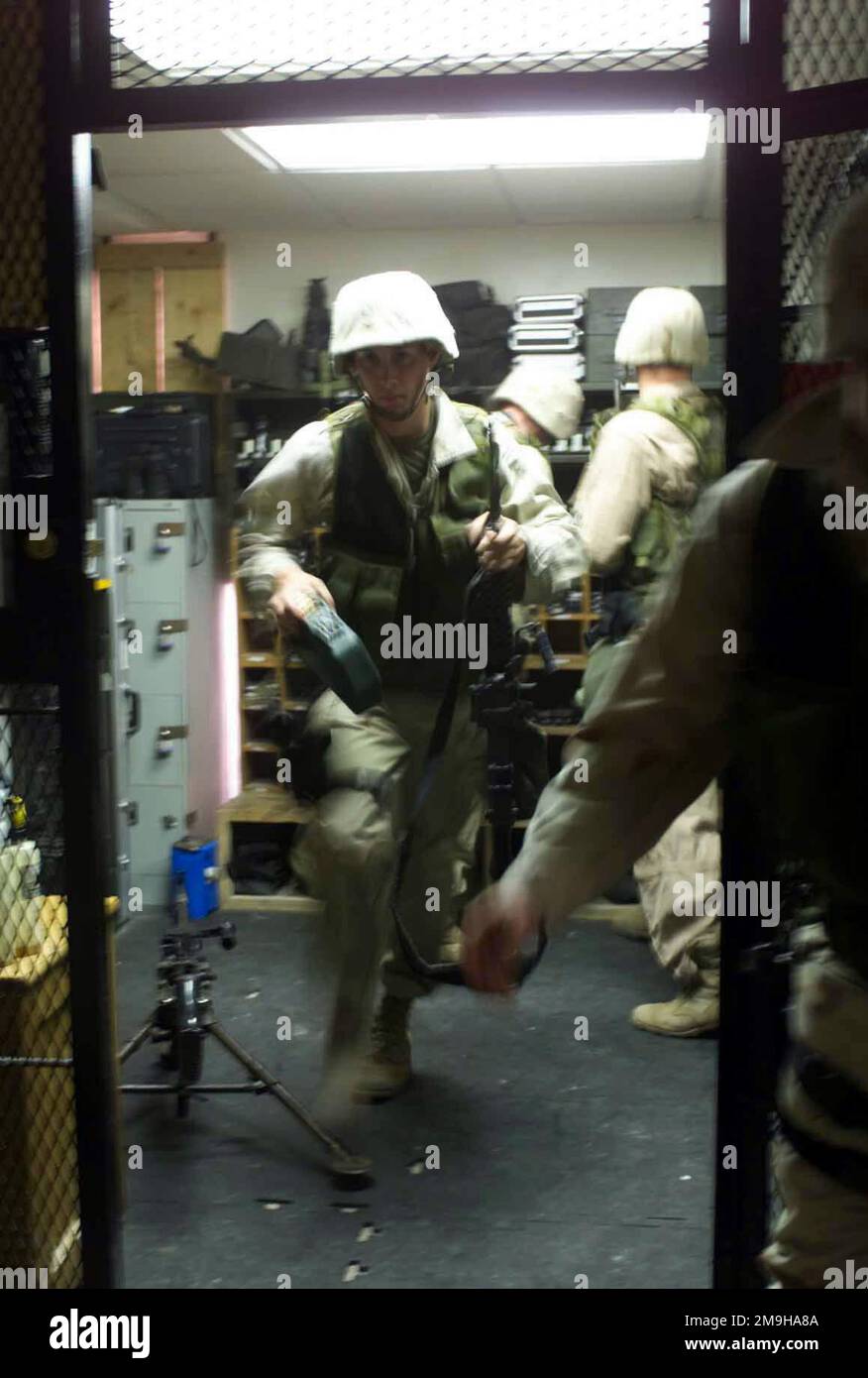 Lance Corporal (LCpl) Paul N. Hagen, USMC, esce dall'armeria dopo aver ricevuto la sua M-249 Squad Automatic Weapon (SAW) durante un esercizio di react drill. LCpl Hagen è un sentry con la compagnia di forze di sicurezza del corpo marino provvisorio, attività di supporto navale, Bahrain. Base: US Naval Support Activity state: Juffair Nazione: Bahrain (BHR) Scene Major Command mostrato: Interim Marine Security Forces Foto Stock