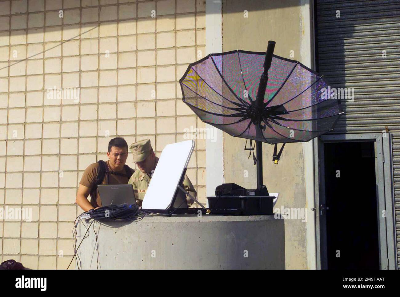 James H. Glass, USMC, (uniforme) MWSS-371 (Marine Wing Support Squadron), Yuma, Arizona crea una stazione meteorologica portatile MIDDS-T (Meteorologia ed Oceanografia Integrated Data Display System Tactical) con il tenente della Marina Timothy B. Smith, USN, NAVPACMETOCCEN (Naval Pacific Meteorology and Oceanography Center), San Diego, CA. L'unità sarà utilizzata a sostegno delle operazioni a Camp Doha durante l'operazione CHE PERDURERÀ LA LIBERTÀ. Subject Operation/Series: ENDURING FREEDOM base: Camp Doha Paese: Kuwait (KWT) Scene Major Command mostrato: CJTF Foto Stock