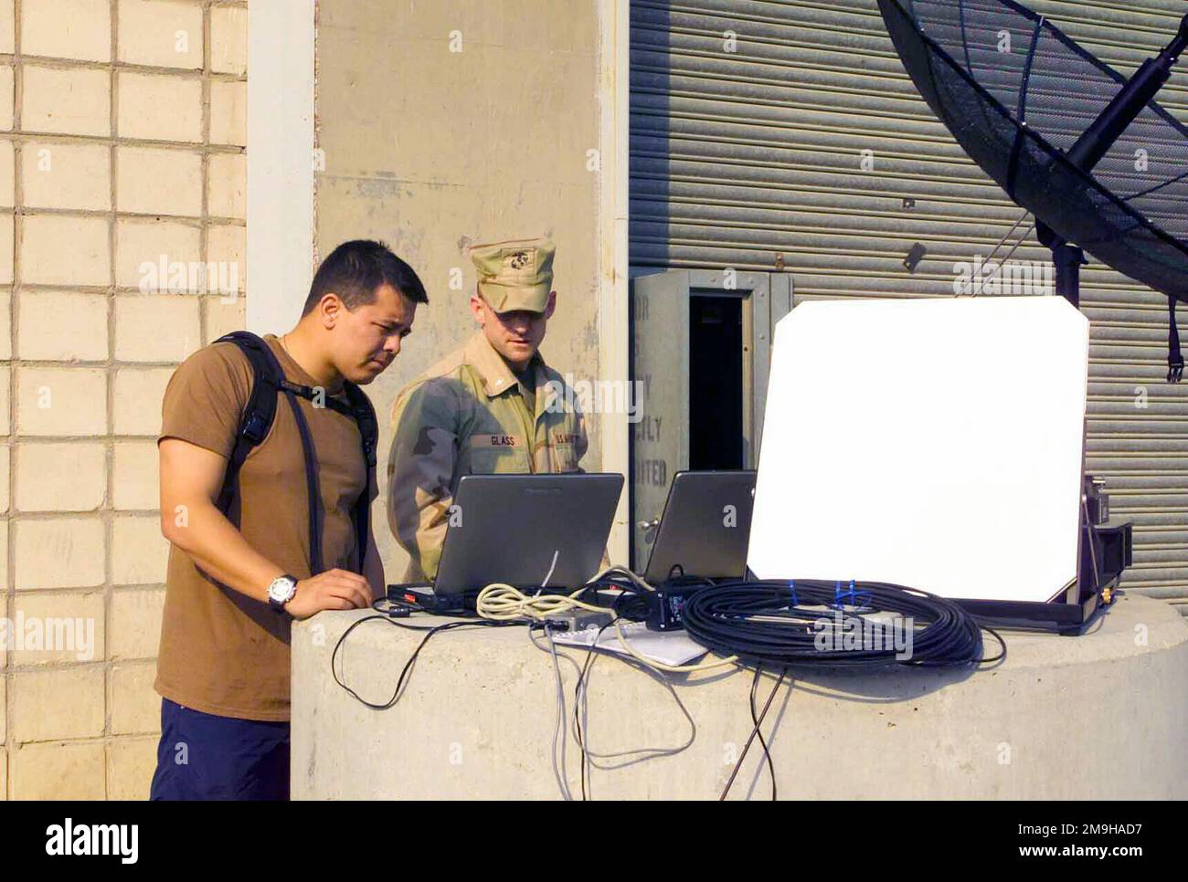 James H. Glass, USMC, (uniforme) MWSS-371 (Marine Wing Support Squadron), Yuma, Arizona crea una stazione meteorologica portatile MIDDS-T (Meteorologia ed Oceanografia Integrated Data Display System Tactical) con il tenente della Marina Timothy B. Smith, USN, NAVPACMETOCCEN (Naval Pacific Meteorology and Oceanography Center), San Diego, CA. L'unità sarà utilizzata a sostegno delle operazioni a Camp Doha durante l'operazione CHE PERDURERÀ LA LIBERTÀ. Subject Operation/Series: ENDURING FREEDOM base: Camp Doha Paese: Kuwait (KWT) Scene Major Command mostrato: CJTF Foto Stock