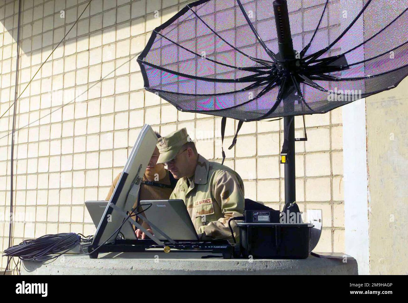 James H. Glass, USMC, (uniforme) MWSS-371 (Marine Wing Support Squadron), Yuma, Arizona crea una stazione meteorologica portatile MIDDS-T (Meteorologia ed Oceanografia Integrated Data Display System Tactical) con il tenente della Marina Timothy B. Smith, USN, NAVPACMETOCCEN (Naval Pacific Meteorology and Oceanography Center), San Diego, CA. L'unità sarà utilizzata a sostegno delle operazioni a Camp Doha durante l'operazione CHE PERDURERÀ LA LIBERTÀ. Subject Operation/Series: ENDURING FREEDOM base: Camp Doha Paese: Kuwait (KWT) Scene Major Command mostrato: CJTF Foto Stock