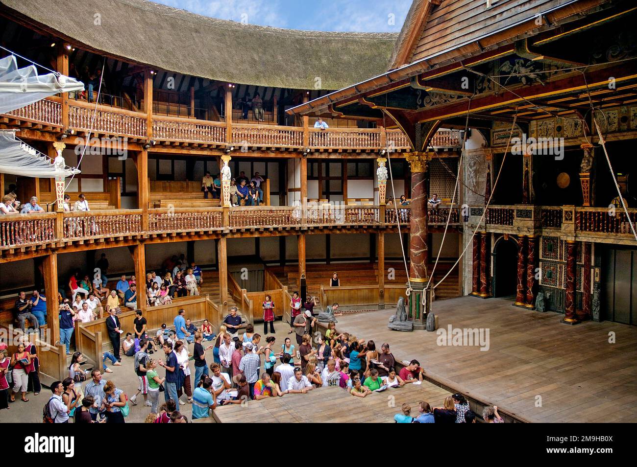 Vista interna del Globe Theatre di William Shakespeare con pubblico, Londra, Inghilterra, Regno Unito Foto Stock